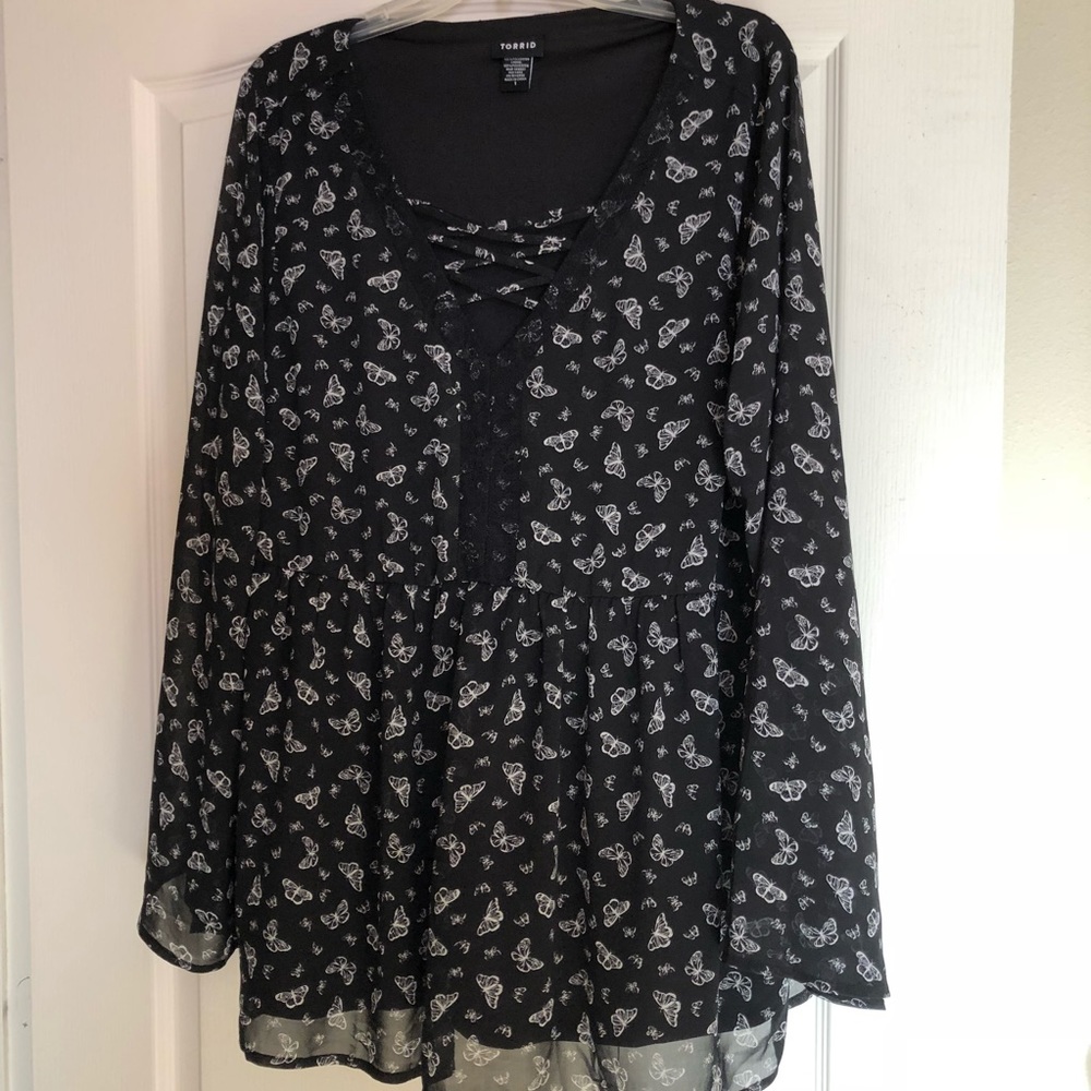 Torrid Black Top Butterfly Print Bell Sleeves Sz 1